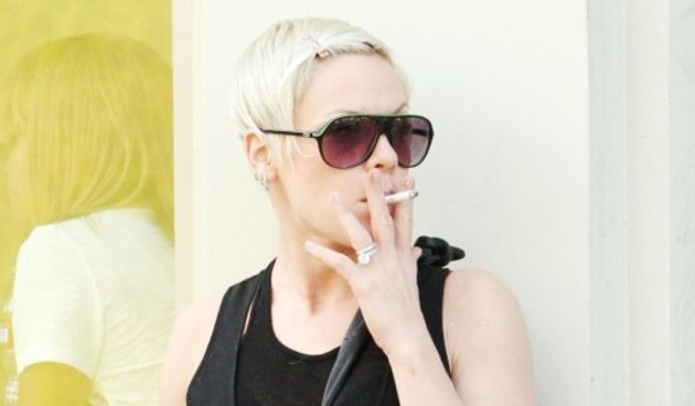 Pink sa cigaretom na sred ulice (Foto: JSL)