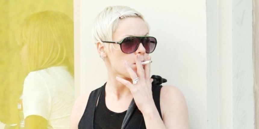 Pink sa cigaretom na sred ulice (Foto: JSL)