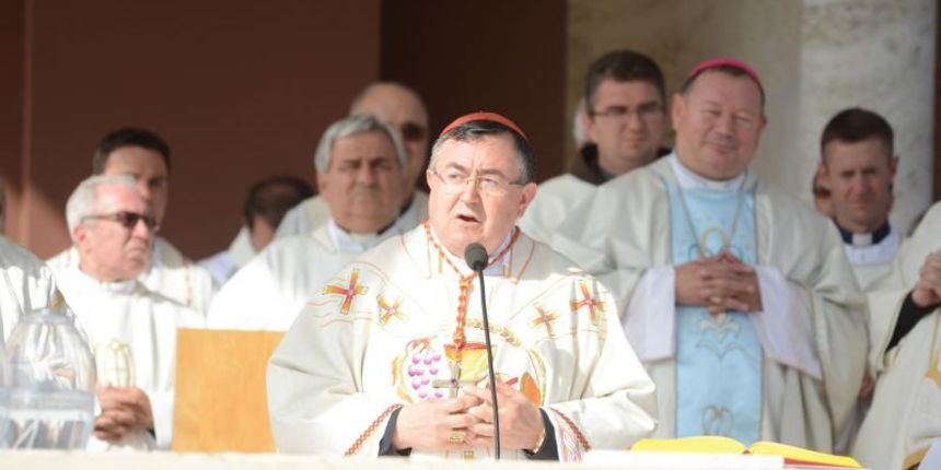 Marija Bistrica – 9. hodocasce vjernika Vrhbosanske nadbiskupije i Banjalucke biskupije u svetiste Majke Bozje Bistricke. Svetu misu za 10.000 vjernika predvodio je Vrhbosanski nadbiskup Vinko Puljic. Photo: Matija Topolovec/PIXSELL Marija Bistrica – 9. hodocasce vjernika Vrhbosanske nadbiskupije i Banjalucke biskupije u svetiste Majke Bozje Bistricke. Svetu misu za 10.000 vjernika predvodio je Vrhbosanski nadbiskup Vinko Puljic. Photo: Matija Topolovec/PIXSELL