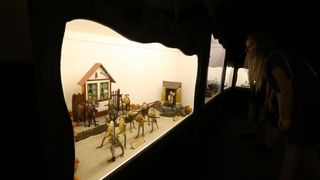 Zbirka od 500-tinjak prepariranih zaba u ljudskim situacijama, smjestena u bivsem kinu Tesla, prema rijecima vlasnika Ivana Medveseka, ne naliazi na dovoljno zanimanje institucija RH pa bi uskoro trebala preseliti u London. Photo: Ivo Cagalj/PIXSELL Zbirka od 500-tinjak prepariranih zaba u ljudskim situacijama, smjestena u bivsem kinu Tesla, prema rijecima vlasnika Ivana Medveseka, ne naliazi na dovoljno zanimanje institucija RH pa bi uskoro trebala preseliti u London. Photo: Ivo Cagalj/PIXSELL