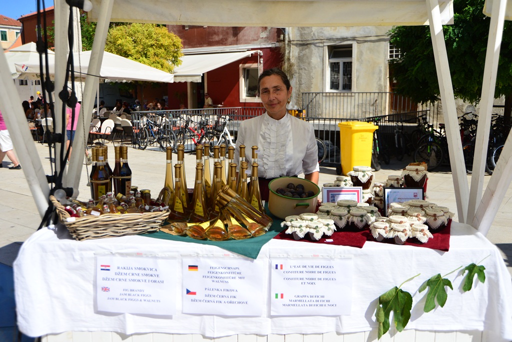 9. Festival smokava: Sajam na Trgu pet bunara