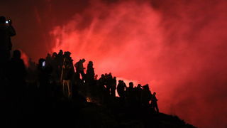 Split, 130211.
Kozjak.
Povodom roslave 100og rodjendana Hajduka tocno u ponoc ispaljene su ralete iznad grada cime se docekala 100 godisnjica omiljenog splitskog kluba.
Na slici pogled sa jednog od vrhova Kozjaka na Split, Solin i Kastela.
Foto: Zvonimir Split, 130211.
Kozjak.
Povodom roslave 100og rodjendana Hajduka tocno u ponoc ispaljene su ralete iznad grada cime se docekala 100 godisnjica omiljenog splitskog kluba.
Na slici pogled sa jednog od vrhova Kozjaka na Split, Solin i Kastela.
Foto: Zvonimir