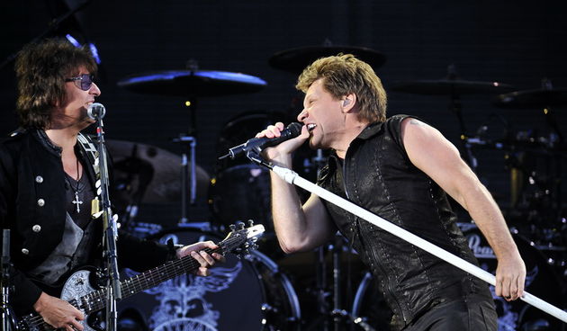 Zagreb, 080611.
Stadion Maksimir.
Nastup americke rock grupe Bon Jovi. 
Na slici: vokal Jon Bon Jovi i Richie Sambora (gitara). 
Foto: Boris Kovacev / CROPIX