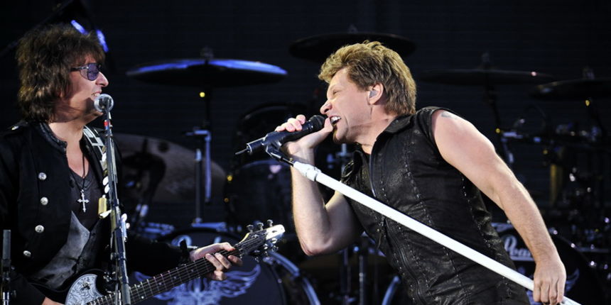 Zagreb, 080611.
Stadion Maksimir.
Nastup americke rock grupe Bon Jovi.
Na slici: vokal Jon Bon Jovi i Richie Sambora (gitara).
Foto: Boris Kovacev / CROPIX Zagreb, 080611.
Stadion Maksimir.
Nastup americke rock grupe Bon Jovi.
Na slici: vokal Jon Bon Jovi i Richie Sambora (gitara).
Foto: Boris Kovacev / CROPIX