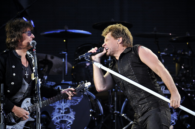 Zagreb, 080611.
Stadion Maksimir.
Nastup americke rock grupe Bon Jovi. 
Na slici: vokal Jon Bon Jovi i Richie Sambora (gitara). 
Foto: Boris Kovacev / CROPIX