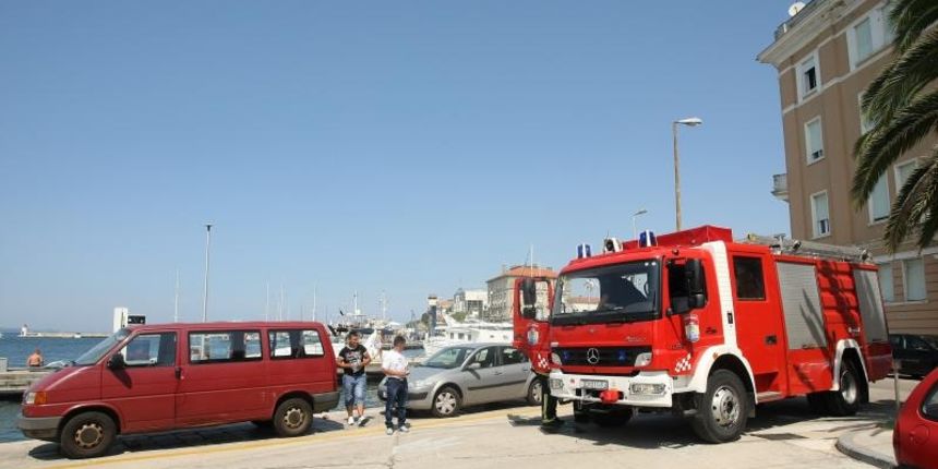 Eksplodirao gliser kod benzinske postaje na Branimirovoj obali, Foto: Dino Stanin/PIXSELL Eksplodirao gliser kod benzinske postaje na Branimirovoj obali, Foto: Dino Stanin/PIXSELL