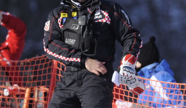 Kitzbuhel, 230111.
Fis Audi World Cup, Svjetski skijaski kup u Kitzbuhelu, slalomska utrka, koja se ujedno racuna za klasicnu kombinaciju sa jucerasnjim spustom na Streifu. 
Na slici: Vedran Pavlek direktor hrvatske ski reprezentacije na stazi.
Foto: Drag