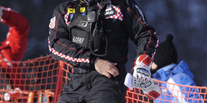 Kitzbuhel, 230111.
Fis Audi World Cup, Svjetski skijaski kup u Kitzbuhelu, slalomska utrka, koja se ujedno racuna za klasicnu kombinaciju sa jucerasnjim spustom na Streifu.
Na slici: Vedran Pavlek direktor hrvatske ski reprezentacije na stazi.
Foto: Drag Kitzbuhel, 230111.
Fis Audi World Cup, Svjetski skijaski kup u Kitzbuhelu, slalomska utrka, koja se ujedno racuna za klasicnu kombinaciju sa jucerasnjim spustom na Streifu.
Na slici: Vedran Pavlek direktor hrvatske ski reprezentacije na stazi.
Foto: Drag