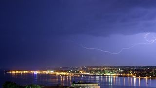 Grmljavinsko nevrijeme zahvatilo je zadarsko podrucje u vecernjim satima. Photo: Filip Brala/PIXSELL Autor  Filip Brala/PIXSELL Ključne riječi  munje, zadar, ljeto, nevrijeme