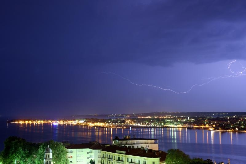 Grmljavinsko nevrijeme zahvatilo je zadarsko podrucje u vecernjim satima. Photo: Filip Brala/PIXSELL Autor  Filip Brala/PIXSELL Ključne riječi  munje, zadar, ljeto, nevrijeme