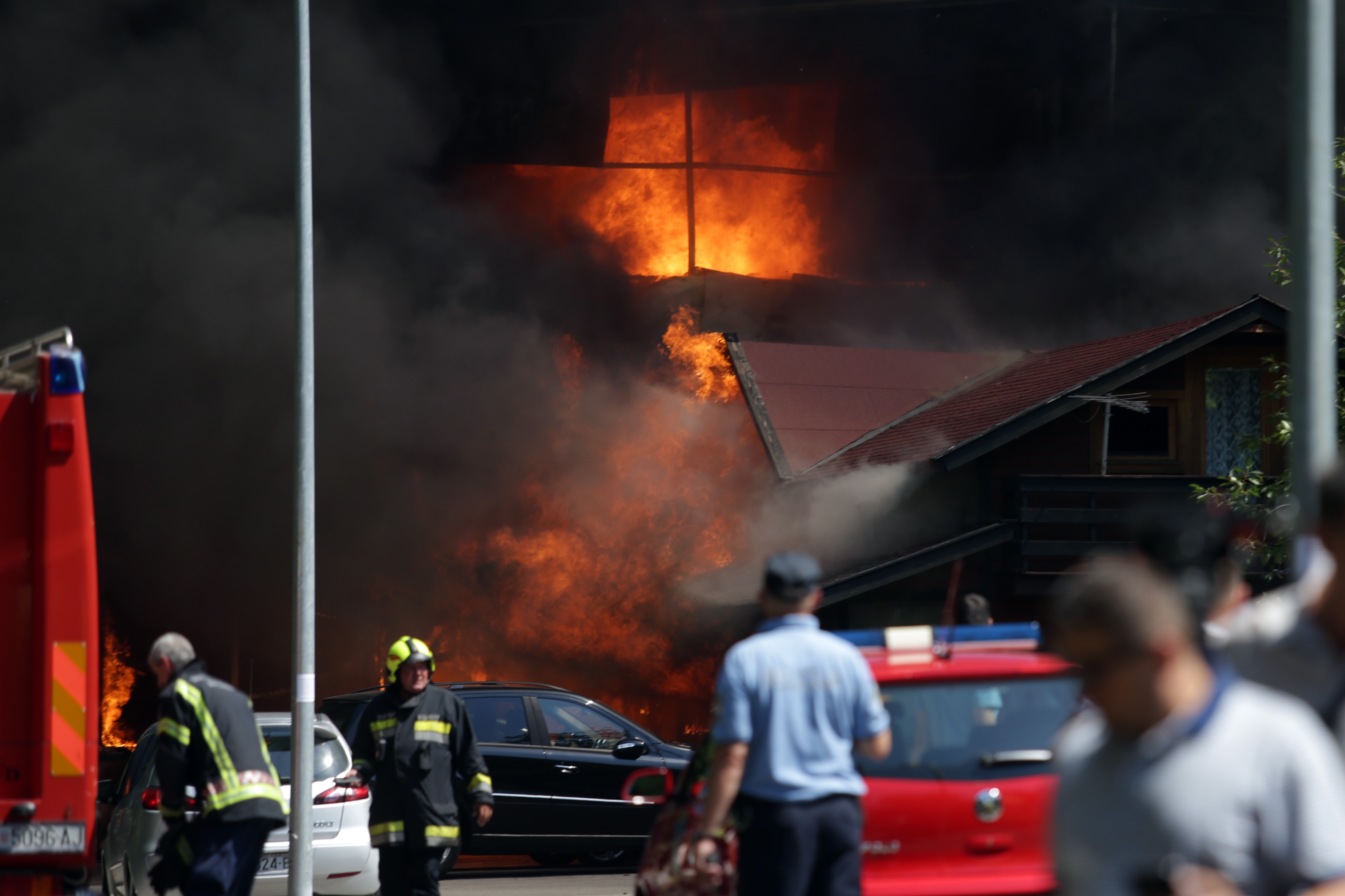 Požar na ŠRC Jelenovac, grad prekriven dimom, zaustavljeni autobusi…