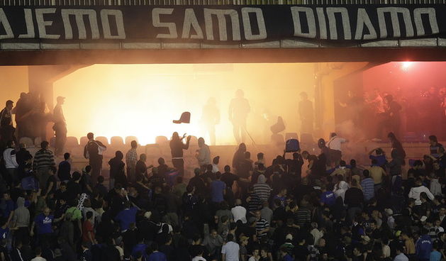 Zagreb, 010510.
Stadion Maksimir.
Nogometna utakmica 1. HNL 28. kolo Dinamo – Hajduk
Na slici: Neredi na sjeveru.
Nenad Dugi / Cropix