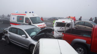 Zagreb, 161111.
Zagrebacka obilaznica, smjer istok, na mostu prije cvora Ivanja Reka, u jutrosnjoj magli oko 7 i 30 sati , sudarilo se dvadesetak automobila, a ozlijedjeno je vise osoba.
Foto: Goran Mehkek / Cropix