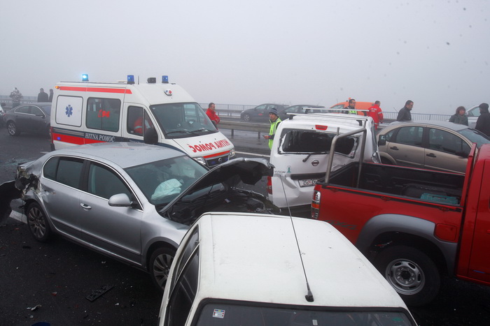 Zagreb, 161111.
Zagrebacka obilaznica, smjer istok, na mostu prije cvora Ivanja Reka, u jutrosnjoj magli oko 7 i 30 sati , sudarilo se dvadesetak automobila, a ozlijedjeno je vise osoba.
Foto: Goran Mehkek / Cropix