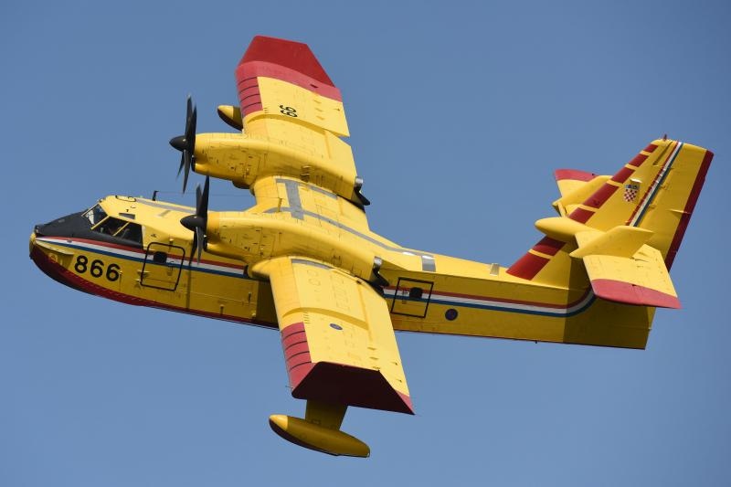 Kanaderi i air tractori gasili požar u blizini dikljanskih kuća i vikendica Kanaderi i air tractori gasili požar u blizini dikljanskih kuća i vikendica