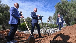 Grlić Radman i veleposlanik Ukrajine posadili maslinu u Perivoju mira