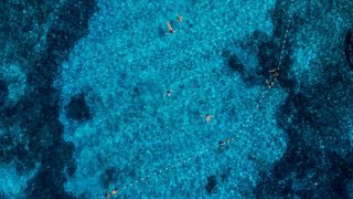 Spektakularan pogled iz zraka na uvalu i otočić Pokonji Dol kod Hvara