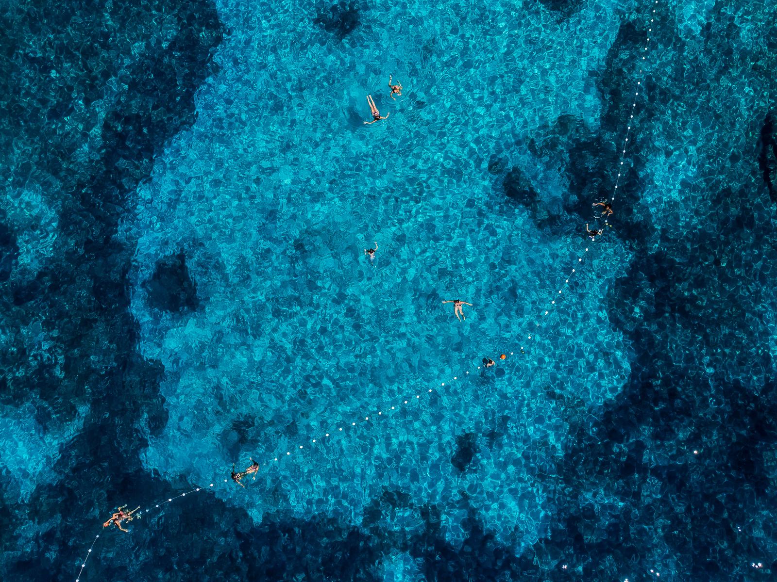 Spektakularan pogled iz zraka na uvalu i otočić Pokonji Dol kod Hvara