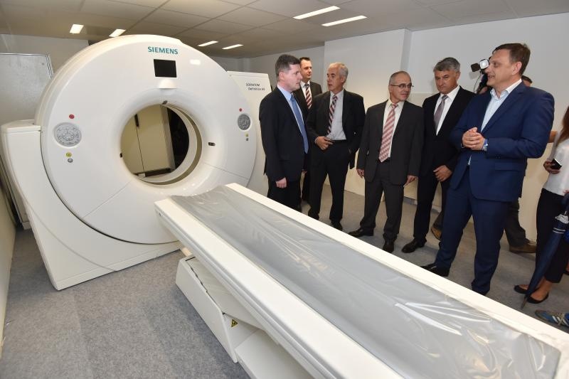 Ministar zdravlja dr. Dario Nakić predao je OB Zadar novi CT uredjaj vrijedan 5,5 milijuna kuna, ciju je nabavu osiguralo ministarstvo. Photo: Dino Stanin/PIXSELL Ministar zdravlja dr. Dario Nakić predao je OB Zadar novi CT uredjaj vrijedan 5,5 milijuna kuna, ciju je nabavu osiguralo ministarstvo. Photo: Dino Stanin/PIXSELL