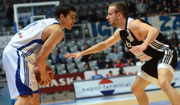 Zadar, 151011.
Utakmica 2. kola kosarkaske A1 lige izmedju 
KK Zadar i KK Svjetlost Brod iz Slavonskog Broda. 
Utakmica je zavrsila pobjedom Zadra 80-59. 
Na fotografiji: Goran Vrbanc, Aljosa Sarac.
Foto: Luka Gerlanc / CROPIX