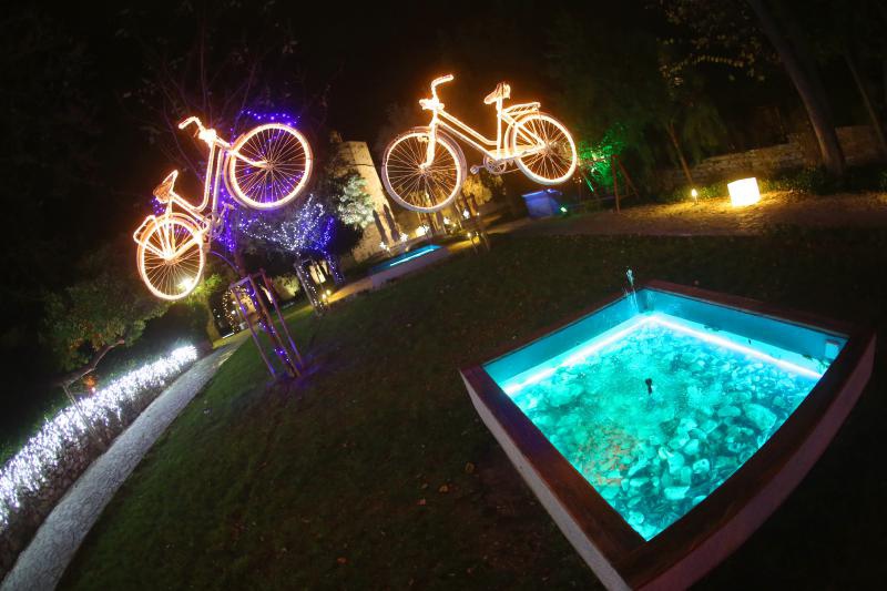 Perivoj Jelene Madijevke na trgu Pet bunara dobio je novo bozicno ruho. Photo: Filip Brala/PIXSELL Perivoj Jelene Madijevke na trgu Pet bunara dobio je novo bozicno ruho. Photo: Filip Brala/PIXSELL