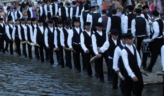 Sali, Dugi otok, 100809.
Svako misto svoju festu ima, no ne traje svaka festa tri dana kao ona u mjestu Sali na Dugom otoku. Saljske uzance, kako mjestani nazivaju svoju festu, odrzat ce se ove godine po pedeseti put, kao i svake godine dosad, vikend prij