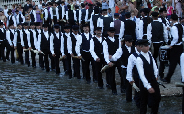 Sali, Dugi otok, 100809.
Svako misto svoju festu ima, no ne traje svaka festa tri dana kao ona u mjestu Sali na Dugom otoku. Saljske uzance, kako mjestani nazivaju svoju festu, odrzat ce se ove godine po pedeseti put, kao i svake godine dosad, vikend prij Sali, Dugi otok, 100809.
Svako misto svoju festu ima, no ne traje svaka festa tri dana kao ona u mjestu Sali na Dugom otoku. Saljske uzance, kako mjestani nazivaju svoju festu, odrzat ce se ove godine po pedeseti put, kao i svake godine dosad, vikend prij