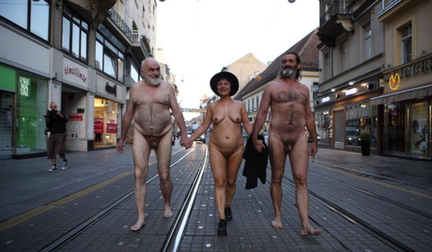 Zagreb, 020909.
Jutros u 6 sati umjetnici Tom Gotovac, Vlasta Delimar i Milan Bozic izveli su jos jedan od svojih brojnih performancea  te goli prosetali Ilicom.
Foto: Darko Bavoljak