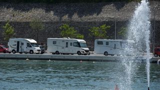 Kamperi preplavili obalni dio Ulice kralja Tomislava u Jazinama Kamperi preplavili obalni dio Ulice kralja Tomislava u Jazinama