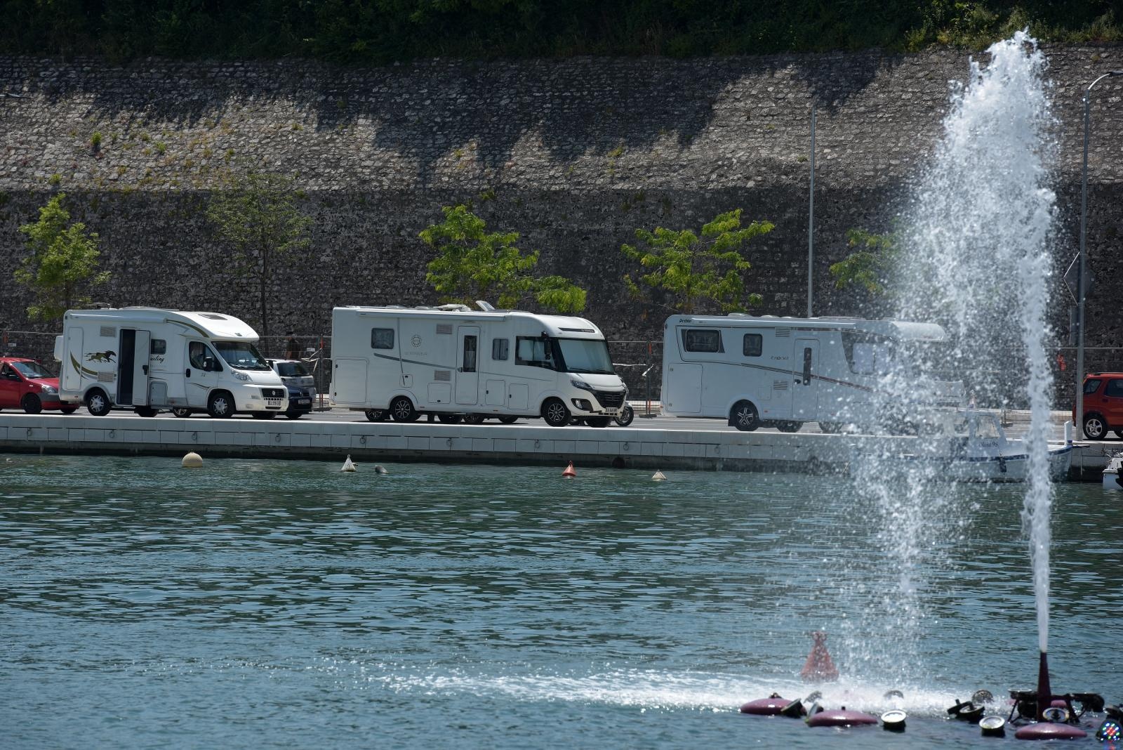 Kamperi preplavili obalni dio Ulice kralja Tomislava u Jazinama Kamperi preplavili obalni dio Ulice kralja Tomislava u Jazinama