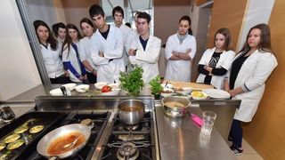 Zadar – Na prezentaciji u Impact centru Kuhar Renato Kraljev pripremao je zajedno s ucenicima tri slana i tri slatka jela s jagodama. Projektom se zeli povecati interes za uzgoj i konzumaciju jagoda u Zadarskoj zupaniji. Photo: Dino Stanin/PIXSELL Autor