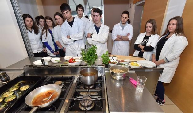 Zadar – Na prezentaciji u Impact centru Kuhar Renato Kraljev pripremao je zajedno s ucenicima tri slana i tri slatka jela s jagodama. Projektom se zeli povecati interes za uzgoj i konzumaciju jagoda u Zadarskoj zupaniji. Photo: Dino Stanin/PIXSELL Autor