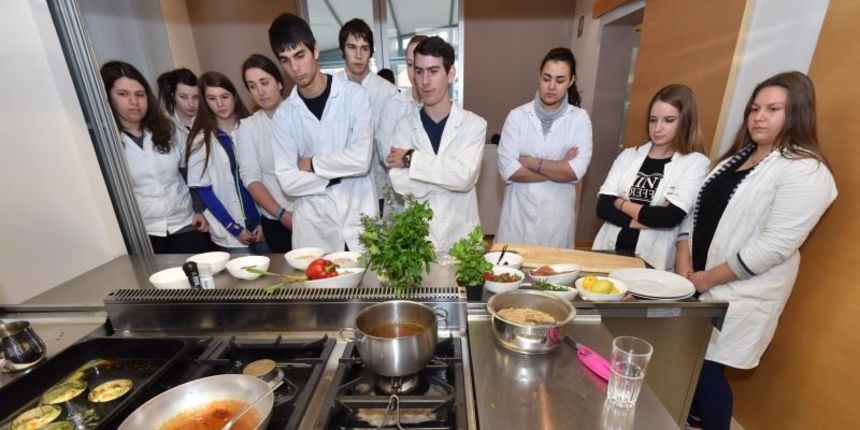 Zadar – Na prezentaciji u Impact centru Kuhar Renato Kraljev pripremao je zajedno s ucenicima tri slana i tri slatka jela s jagodama. Projektom se zeli povecati interes za uzgoj i konzumaciju jagoda u Zadarskoj zupaniji. Photo: Dino Stanin/PIXSELL Autor Zadar – Na prezentaciji u Impact centru Kuhar Renato Kraljev pripremao je zajedno s ucenicima tri slana i tri slatka jela s jagodama. Projektom se zeli povecati interes za uzgoj i konzumaciju jagoda u Zadarskoj zupaniji. Photo: Dino Stanin/PIXSELL Autor