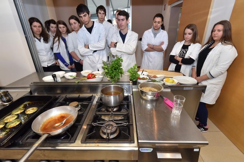 Zadar – Na prezentaciji u Impact centru Kuhar Renato Kraljev pripremao je zajedno s ucenicima tri slana i tri slatka jela s jagodama. Projektom se zeli povecati interes za uzgoj i konzumaciju jagoda u Zadarskoj zupaniji. Photo: Dino Stanin/PIXSELL Autor