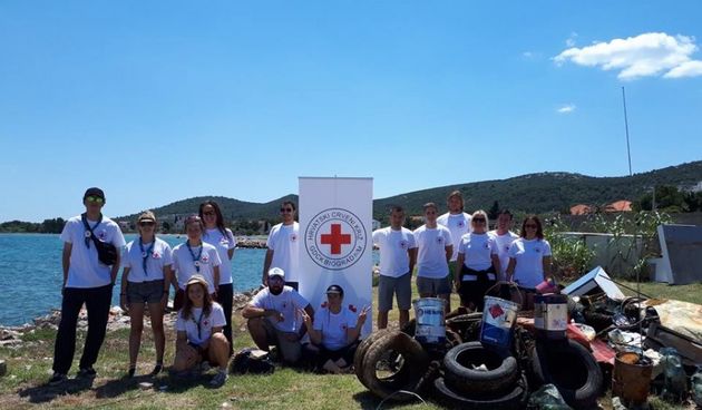 Mrljane: Iz mjesne luke volonteri izvukli deset kubika otpada