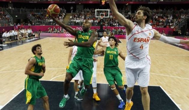 Brazil – Španjolska: Larry Taylor i Pau Gasol, foto: AP Photo