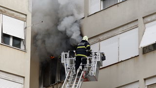 Zadar, 010311.
Jutros je izbio pozar u stanu u ulici Put Murata na Vostarnici. Za vrijeme nastanka pozara u stanu su bile dvije osobe koje su izasle neozlijedjene. Vatrogasci su na terenu, a ocevid je u tijeku.
Foto: Jure Miskovic / CROPIX
