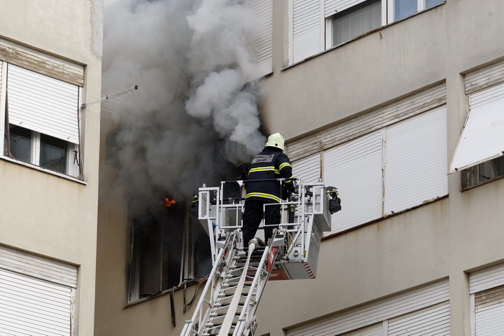 Zadar, 010311.
Jutros je izbio pozar u stanu u ulici Put Murata na Vostarnici. Za vrijeme nastanka pozara u stanu su bile dvije osobe koje su izasle neozlijedjene. Vatrogasci su na terenu, a ocevid je u tijeku.
Foto: Jure Miskovic / CROPIX