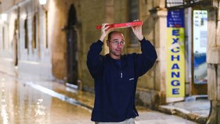 Kiša je potopila ulice grada. Jesen je stigla u svom svojem sjaju