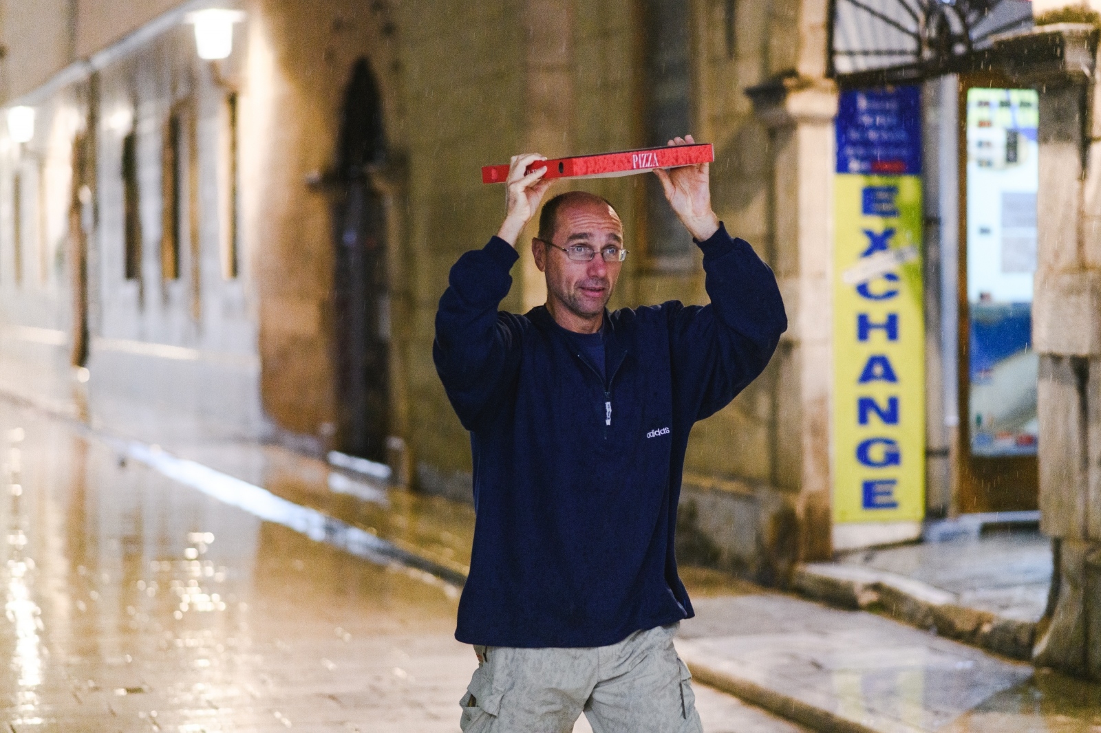 Kiša je potopila ulice grada. Jesen je stigla u svom svojem sjaju