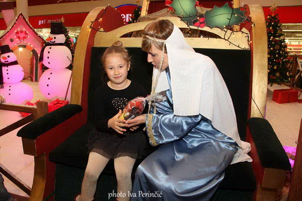 Sv. Luce razveselila mališane u Supernova centru, Foto: Iva Perinčić Sv. Luce razveselila mališane u Supernova centru, Foto: Iva Perinčić