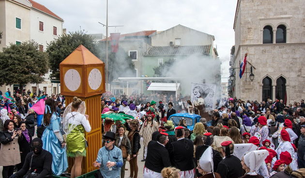 Paški zimski karneval 2017.- Maškarane skupine u karnevalskoj povorci