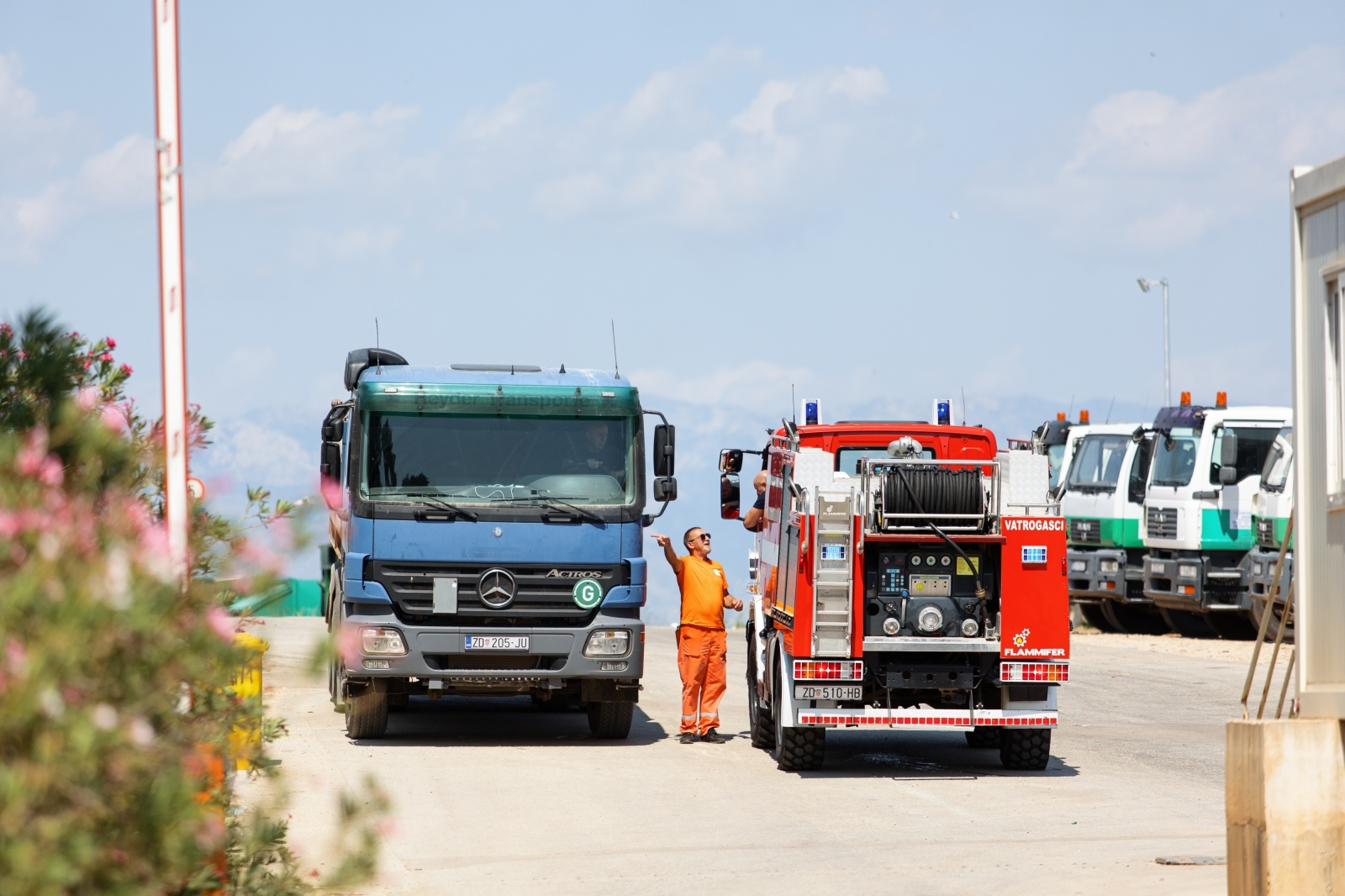 Vatrogasci i kanaderi lokalizirali požar u blizini gradskog deponija Vatrogasci i kanaderi lokalizirali požar u blizini gradskog deponija