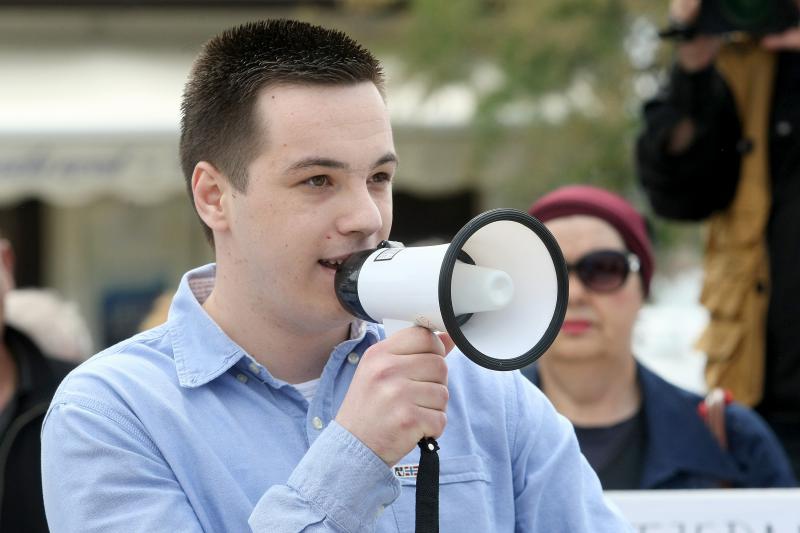 Ispred zgrade Općine Vir održan je prosvjed mještana i udruge Vir bez podjela na kojem su okupljeni izrazili svoje nezadovoljstvo politikom aktualne vlasti.  Photo: Dino Stanin/PIXSELL