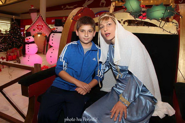 Sv. Luce razveselila mališane u Supernova centru, Foto: Iva Perinčić Sv. Luce razveselila mališane u Supernova centru, Foto: Iva Perinčić