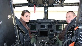 Djelatnici iz vojarne u Zemuniku obišli američke Osprey-e Djelatnici iz vojarne u Zemuniku obišli američke Osprey-e