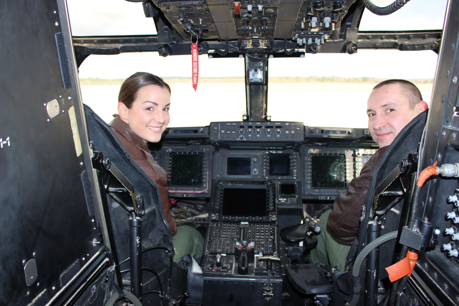 Djelatnici iz vojarne u Zemuniku obišli američke Osprey-e Djelatnici iz vojarne u Zemuniku obišli američke Osprey-e