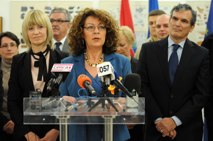 Zadar, 110413.
Zadarski SDP postigao je dogovor s HNS-om o koaliciji i predstavio dr. Ljiljanu Klaric kao zamjenicu gradonacelnickog kandidata Ive Bilica.
SDP na lokalne izbore izlazi u koaliciji sa HNS-om, HSLS-om, DSU i HSZ.
Na fotografiji: Ingrid Anti Zadar, 110413.
Zadarski SDP postigao je dogovor s HNS-om o koaliciji i predstavio dr. Ljiljanu Klaric kao zamjenicu gradonacelnickog kandidata Ive Bilica.
SDP na lokalne izbore izlazi u koaliciji sa HNS-om, HSLS-om, DSU i HSZ.
Na fotografiji: Ingrid Anti