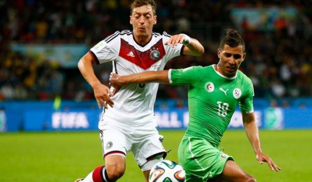 Mesut Ozil i Saphir Taider, foto: Reuters
