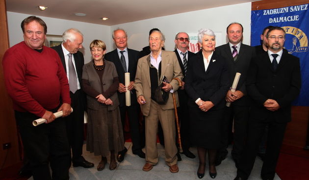 Zadar, 031111. 
Hotel Kolovare.
Predsjednica Vlade RH  Jadranka Kosor u drustvu svojih ministara Bozidara Kalmete, Petra Cobankovica, Jasena Mesica i Branka Bacica otvorila je 21. medjunarodnu manifestaciju vinogradara i vinara Sabatina 2011.
Na slici: Ja